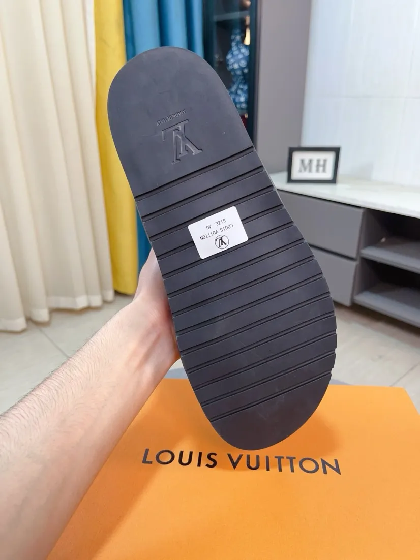 Men's shoes💰300🌹🌹【LV】Multi-color new men's slippers, original top quality version, original special cowhide cross pattern➕sheepskin inside and side, non-slip combined sole, more stable walking, more comfortable and lightweight, high-end and generous, size: 38~44